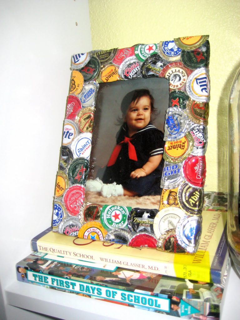 Cool and Grunge DIY Recyled Tutorials-Bottle cap pitcure frame